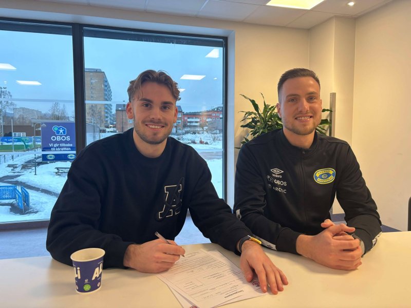 Bendik og Alrek signerer kontrakten